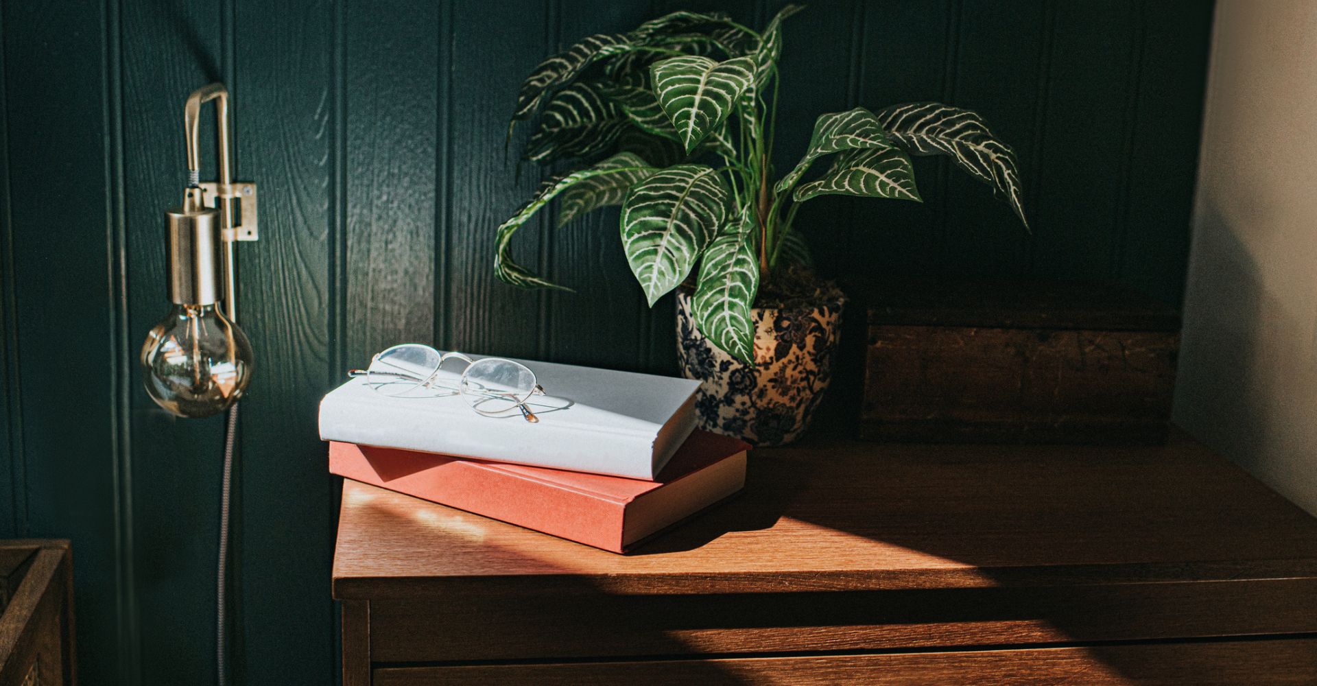 Libri da comodino: i migliori titoli da leggere prima di dormire