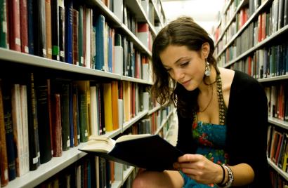 Da TikTok una scossa all'editoria: viaggio nell'ascesa di #BookTok (e tra i profili più seguiti)