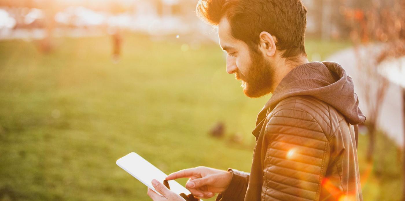 lettore, primavera, leggere al parco, ragazzo che legge, lettura, leggere, libro, libro digitale, ebook, ebooks