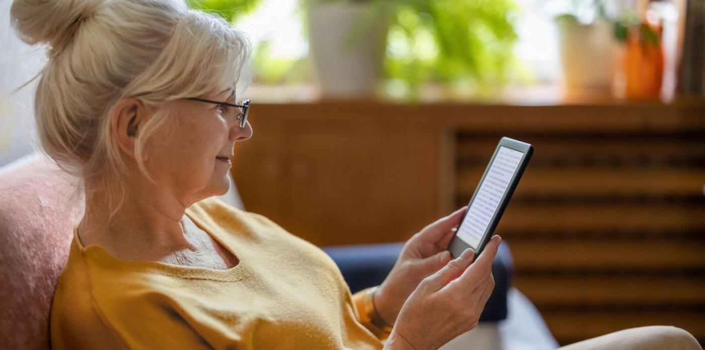 lettrice, donna che legge, libro, libro digitale, ebook, ebooks, ereader, lettura digitale