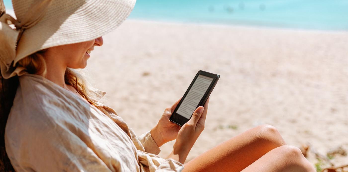 lettrice, estate, leggere al mare, donna che legge, lettura, leggere, libro, libro digitale, ebook, ebooks