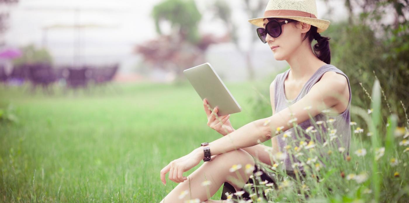 lettrice, primavera, leggere al parco, donna che legge, lettura, leggere, libro, libro digitale, ebook, ebooks