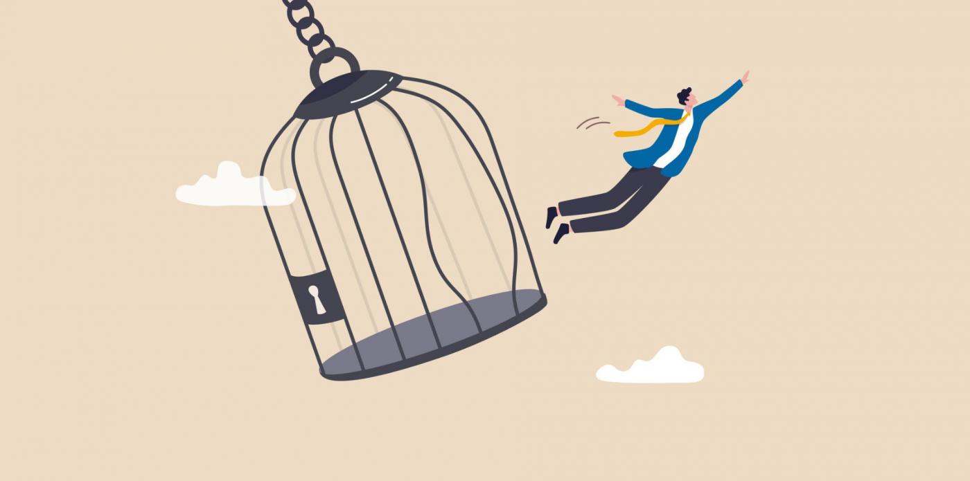 Illustrazione che metaforicamente rappresenta il concetto di comfort zone mostrandoci un uomo che vola via felice da una gabbia, ora aperta, nel quale era prima rinchiuso