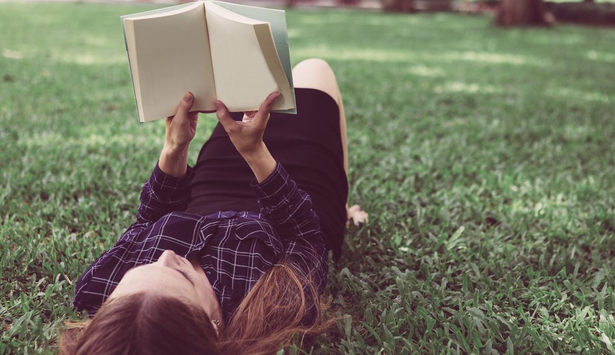 lettrice legge libri aforismi citazioni frasi