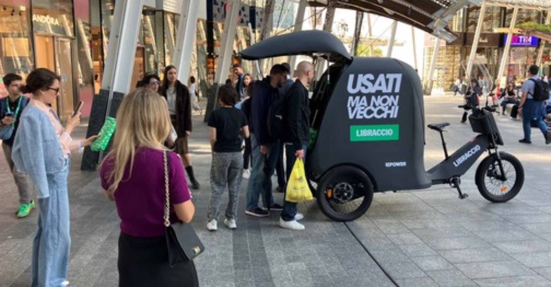 Libri usati in regalo per le strade di Milano, con la cargo bike del Libraccio