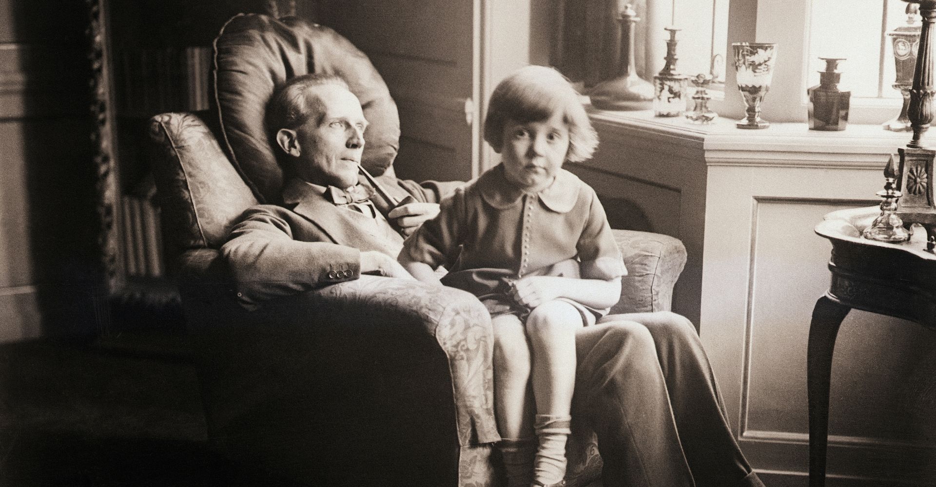 Lo scrittore A. A. Milne, con suo figlio Christopher Robin
