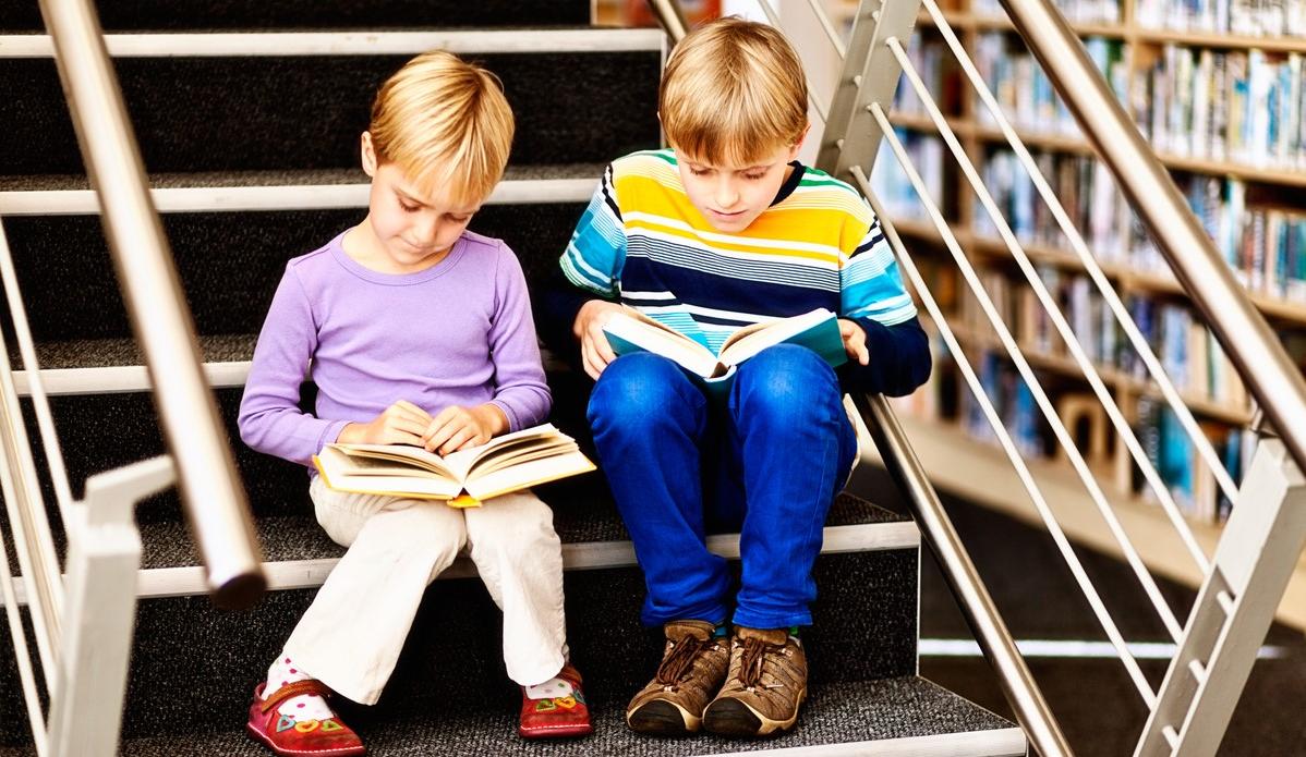 bambini leggono libri in libreria