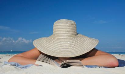 Oltre 250 libri da leggere per l’estate 2025: le novità consigliate