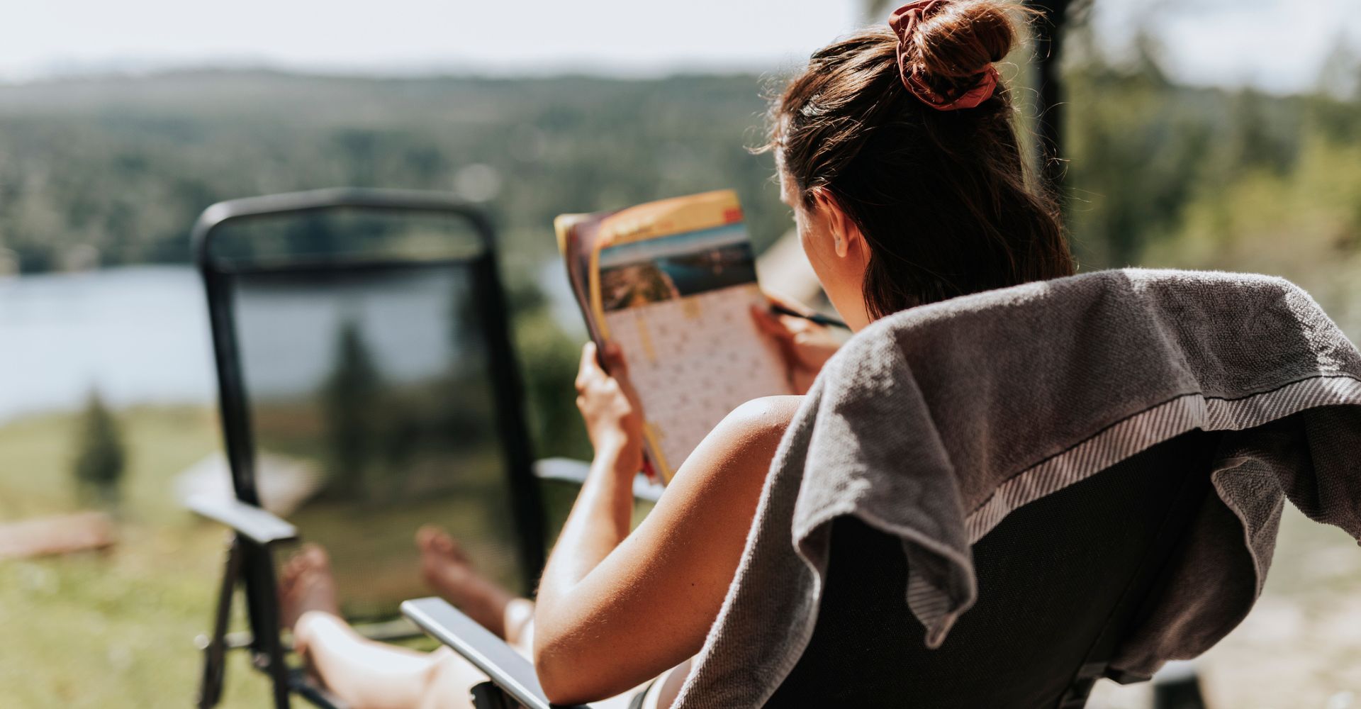 Una ragazza intenta a risolvere un libro enigma durante una giornata d'estate