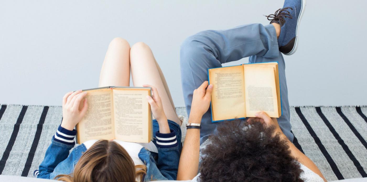 leggere libri ragazzi adolescenti che leggono