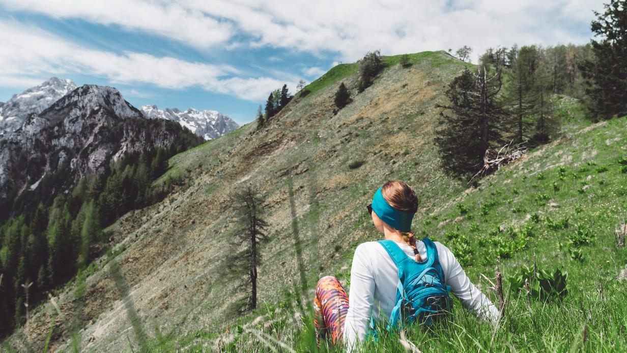 ragazza montagna trecking