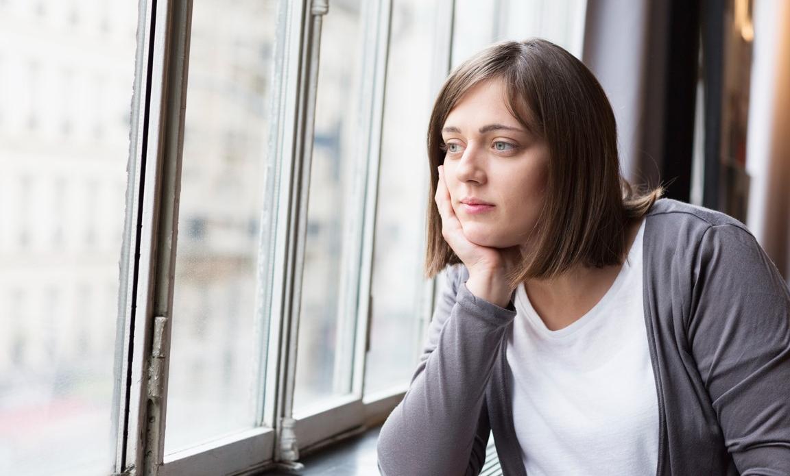 ragazza pensa al suo passato