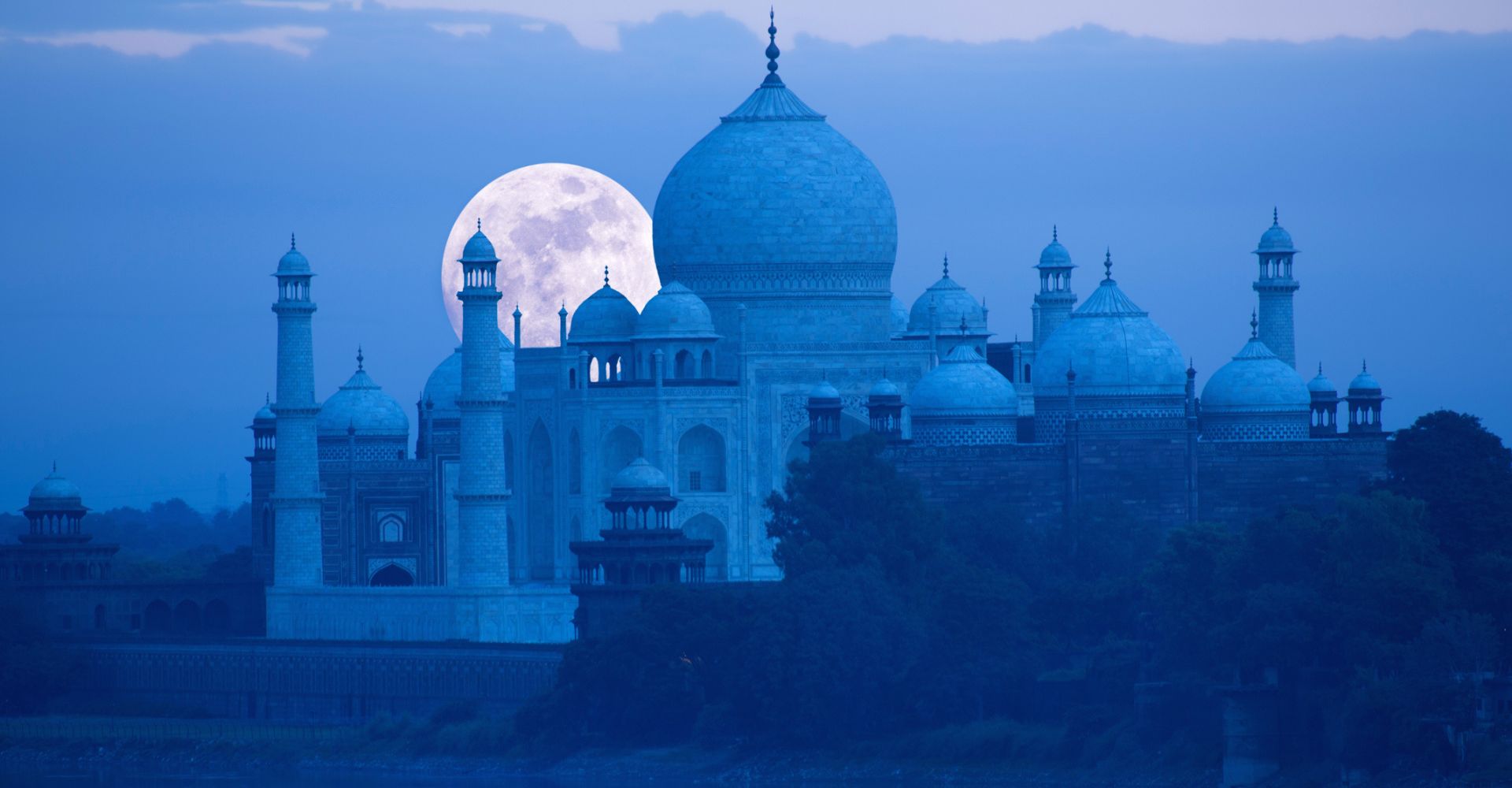 Una foto del Taj Mahal di notte per rappresentare il libro Notturno indiano di Antonio Tabucchi (Getty agosto 2025)