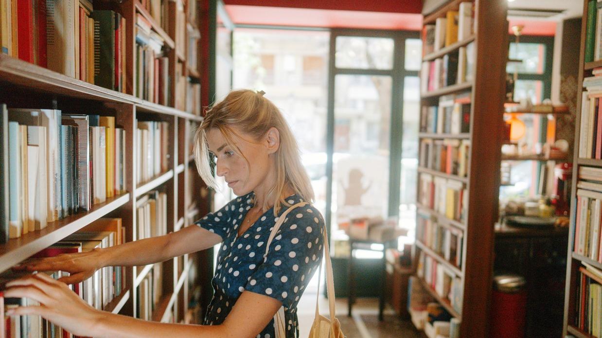 lettrice in libreria, libri ultime uscite settembre 2025