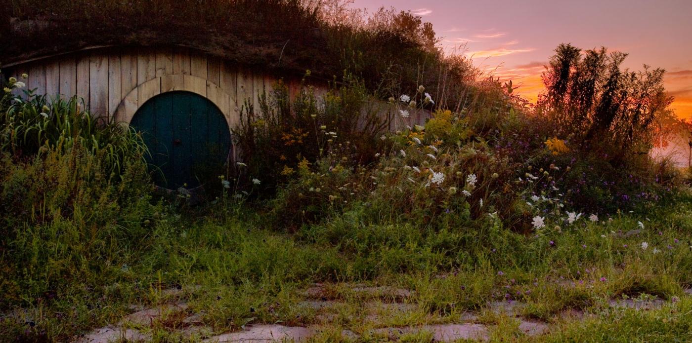 Lo scorcio al tramonto di una abitazione hobbit ispirata a Il Signore degli Anelli di J.R.R. Tolkien