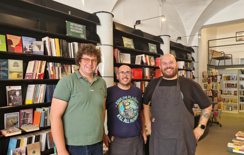 A Viareggio tre amici avverano un sogno e riaprono  la storica libreria La Vela