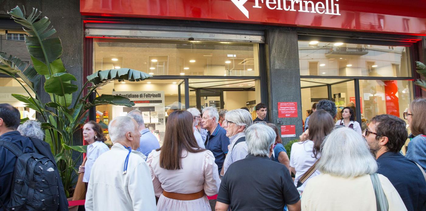 La libreria Feltrinelli di Corso Genova a Milano nella foto di Lorenzo Passoni