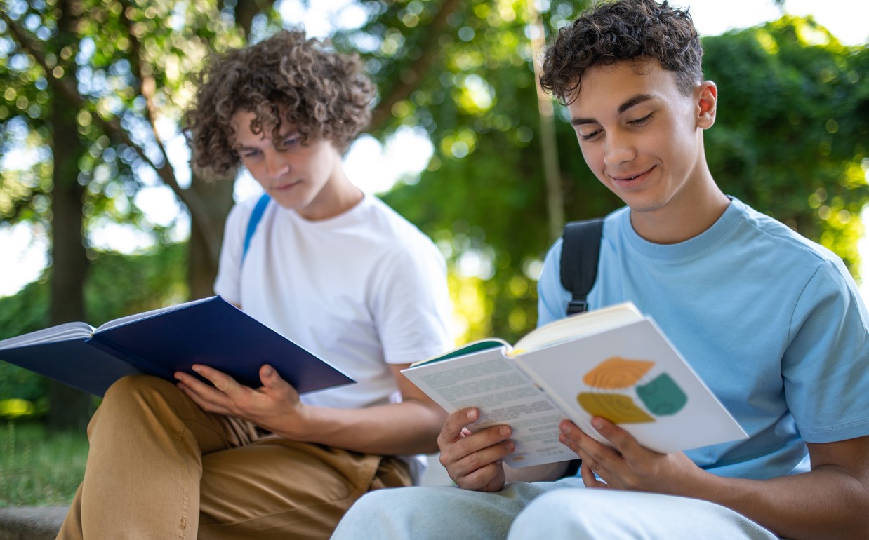 ragazzi leggono libri il libraio scuola