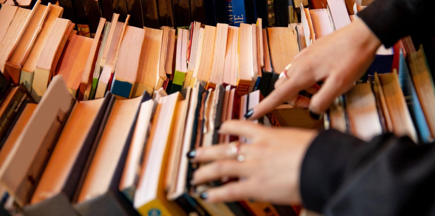 libri-letteratura-libreria-con-libri.jpg