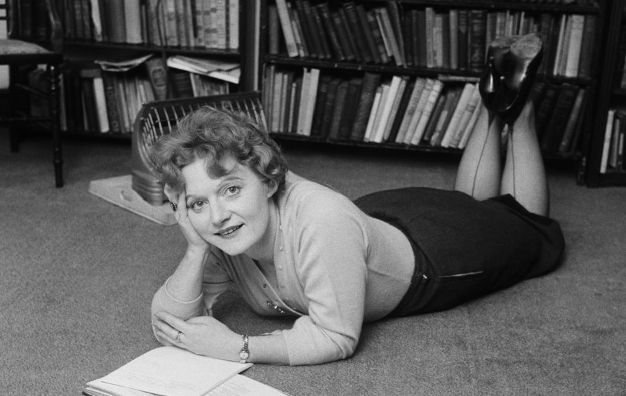 "A mille miglia da Kensington": un romanzo cattivo e geniale (come la sua autrice, Muriel Spark)