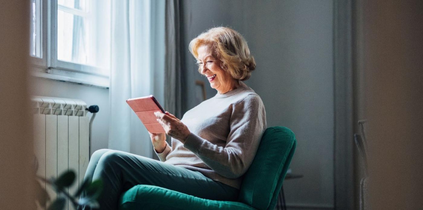 anziana che legge, signora che legge, ereader, ebook, lettura digitale, lettrice digitale, lettrice, signora, nonna