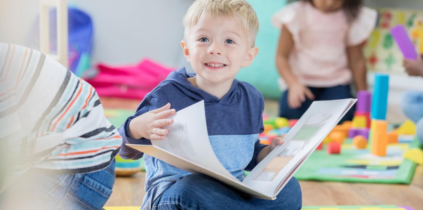 bambino che legge, piccolo lettore, bambino, lettore, piccolo lettore, infanzia, libro infanzia, albo illustrato, libri bambini