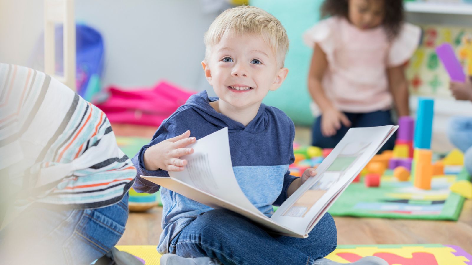 bambino che legge, piccolo lettore, bambino, lettore, piccolo lettore, infanzia, libro infanzia, albo illustrato, libri bambini
