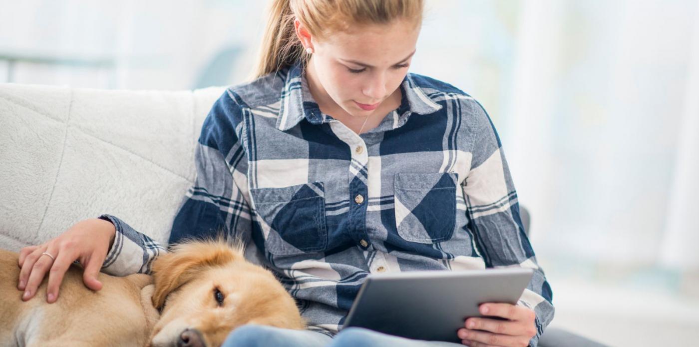 donna, lettore ebook, cane