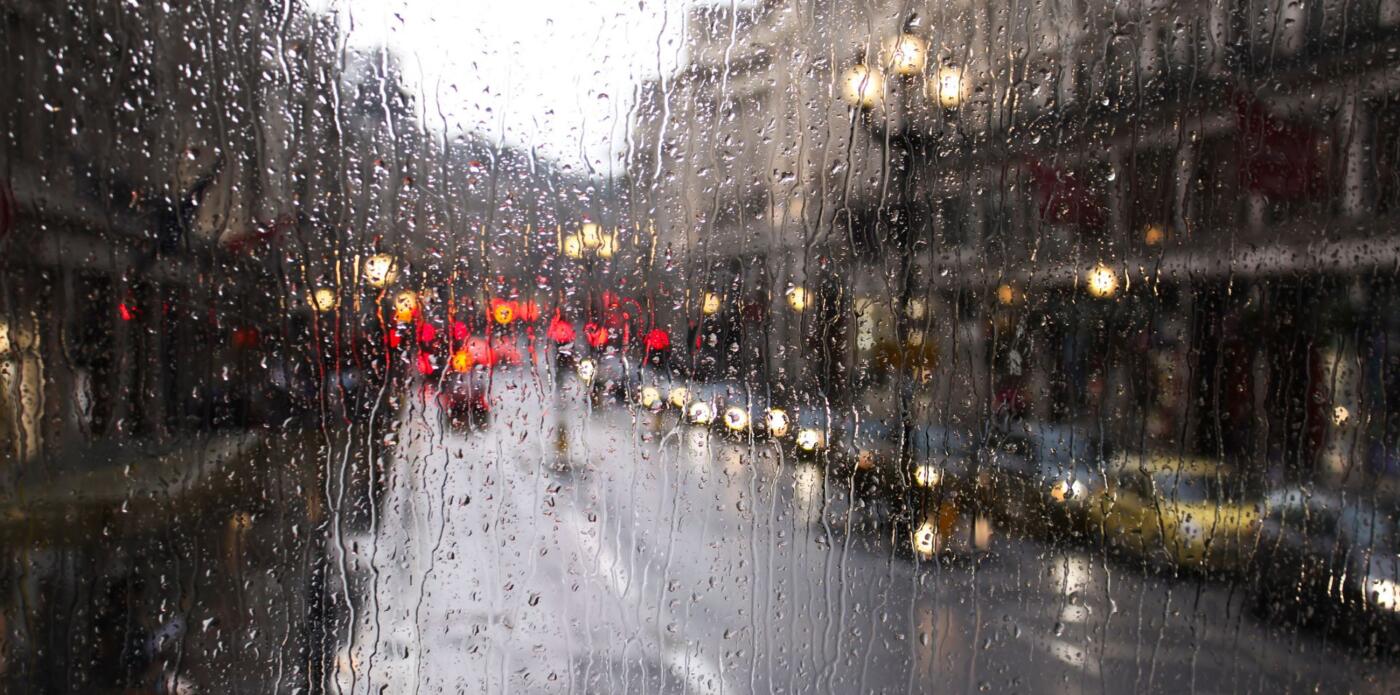 Una vista di Londra sotto la pioggia attraverso il vetro di una finestra