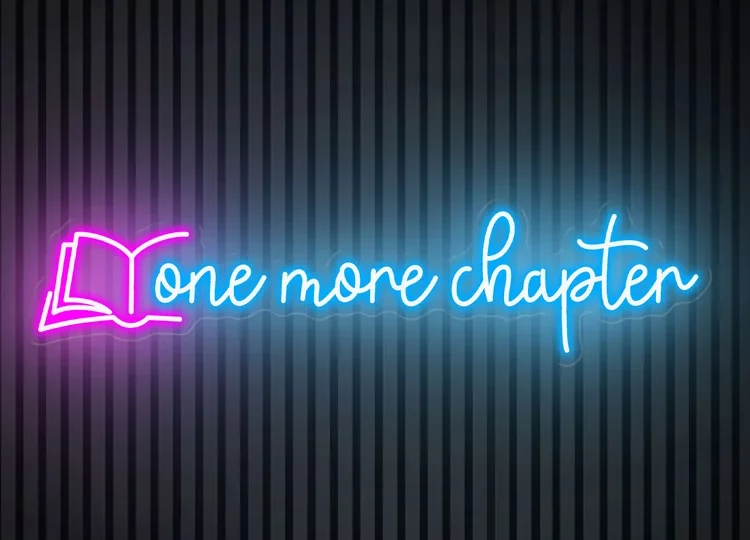 nell'arredamento per lettori e lettrici anche una scritta al neon