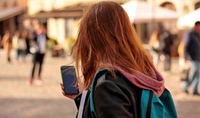 Mostrare tutto, sentire meno: come i social ci stanno rubando l’intimità (e cosa possiamo fare per riprendercela)