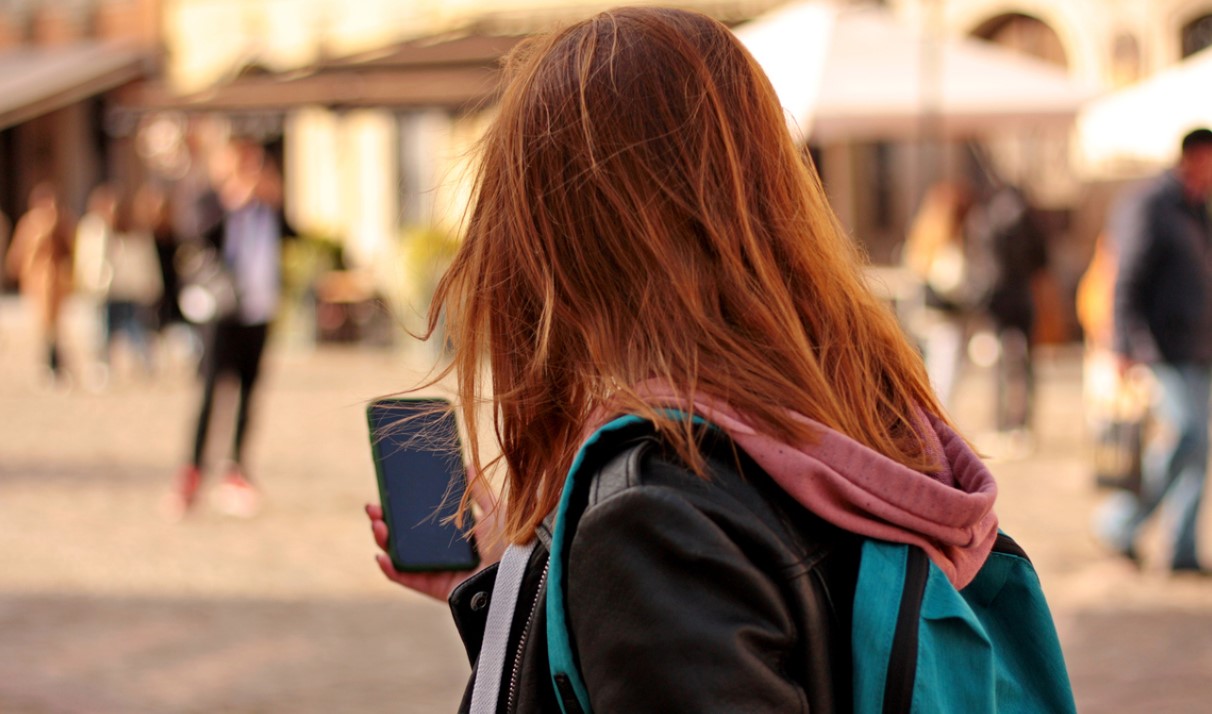 Mostrare tutto, sentire meno: come i social ci stanno rubando l’intimità (e cosa possiamo fare per riprendercela)