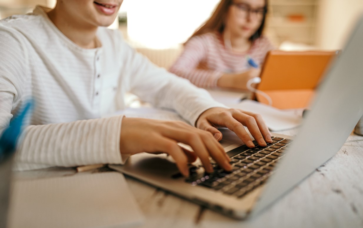 ragazzi scuola intelligenza artificiale computer pc