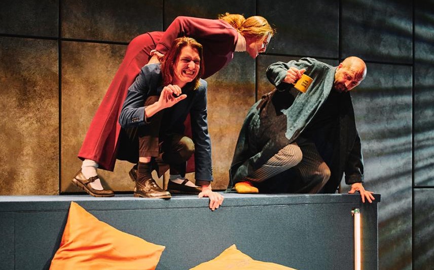 Piccola morte dell'Europa interiore: in "Orgasmo" il teatro comico e dissidente di Niccolò Fettarappa