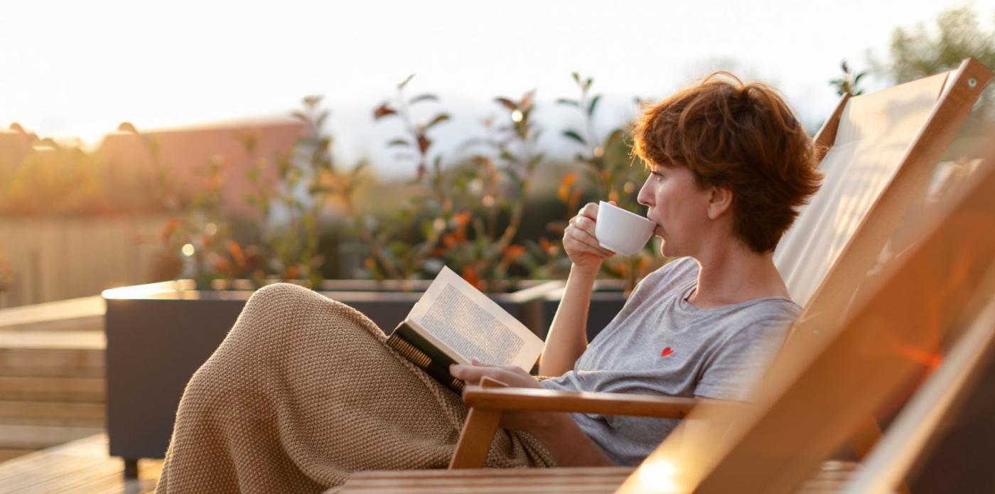 donna che legge, comfort books, donna con libro, libri, libri da leggere