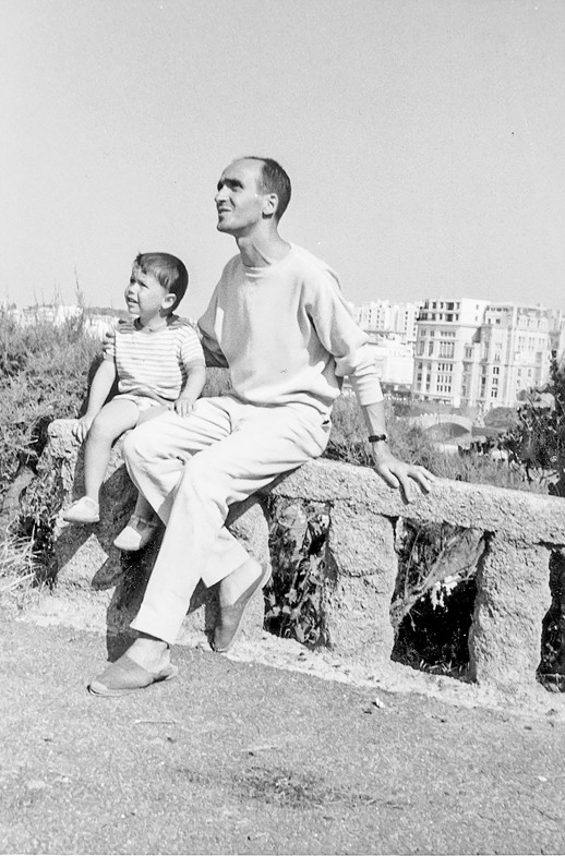 © Coll. privée Emmanuel Carrère. « Emmanuel Carrère con suo padre a Ilbarritz»
