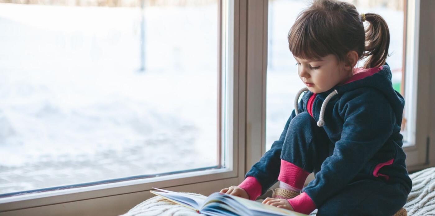 Bambina bambini leggere libri a casa lettura