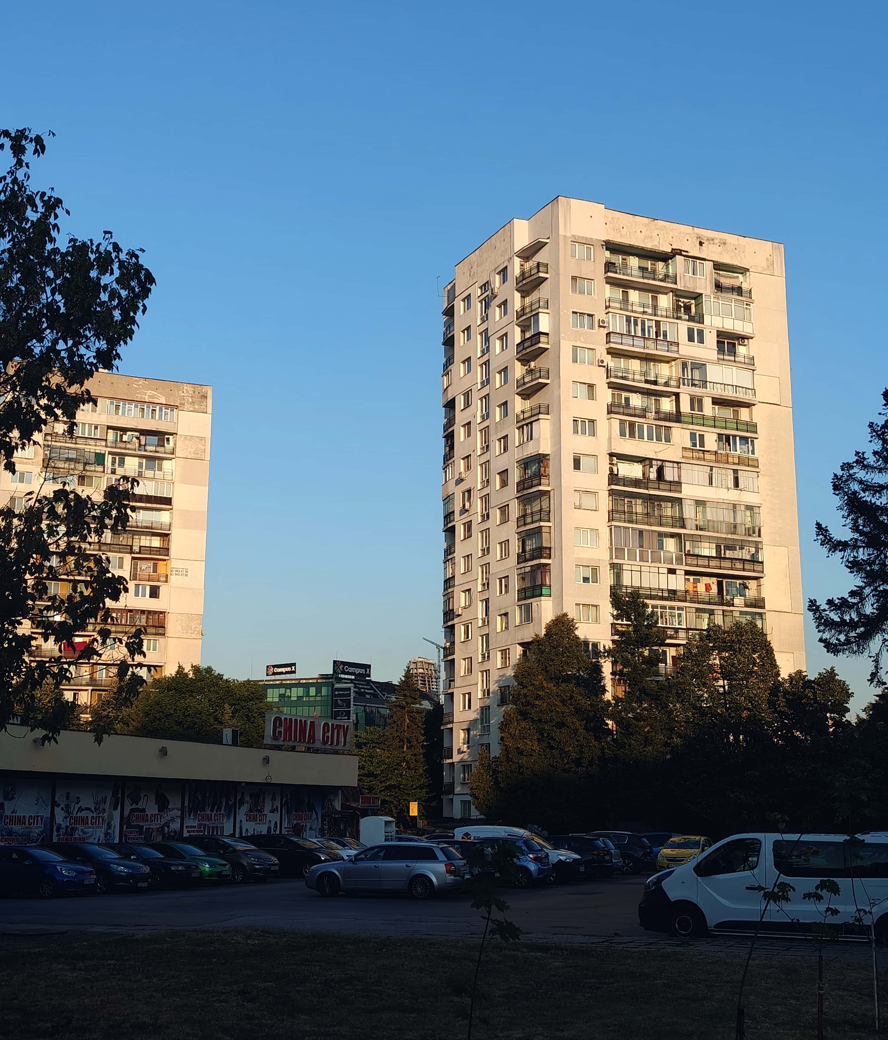 Sofia, Bulgaria - Palazzi brutalisti nel quartiere residenziale Gioventù