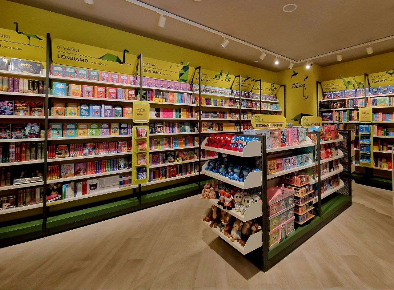 Interno della nuova libreria Mondadori di Corso Buenos Aires