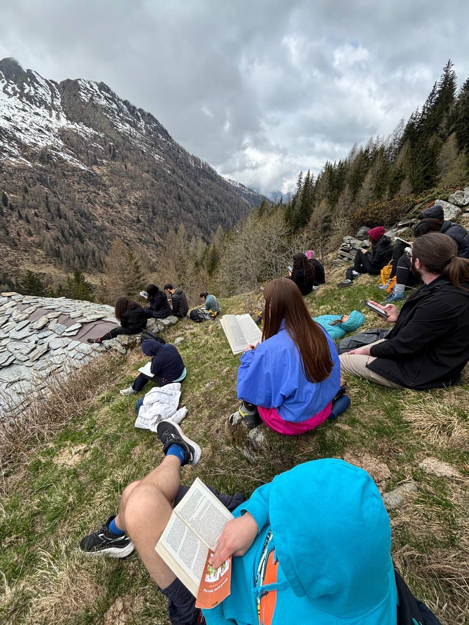 Lettrici e lettori in uno dei ritiri di lettura organizzati da Ilenia Zodiaco