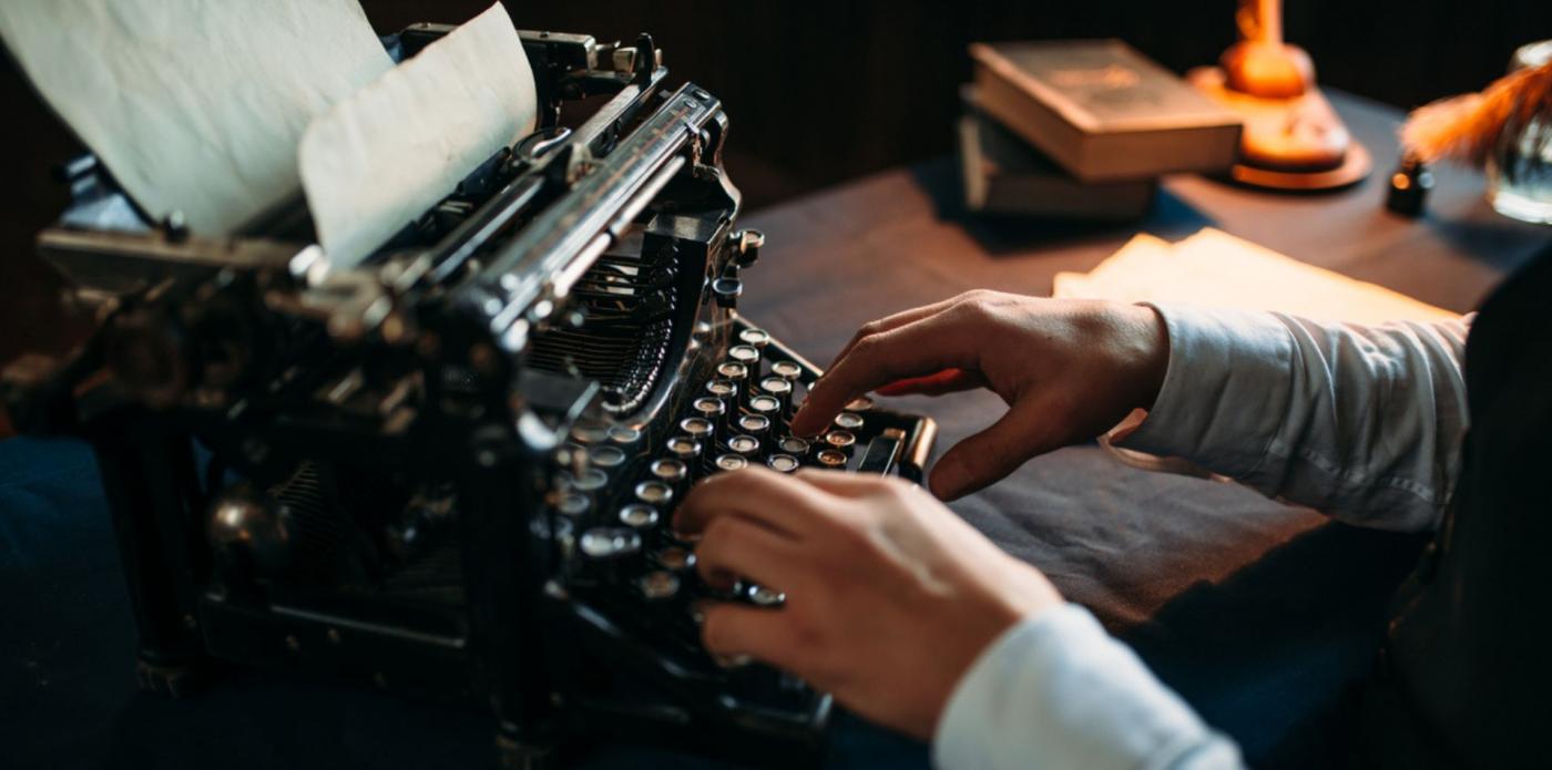 Macchina da scrivere con scrivania