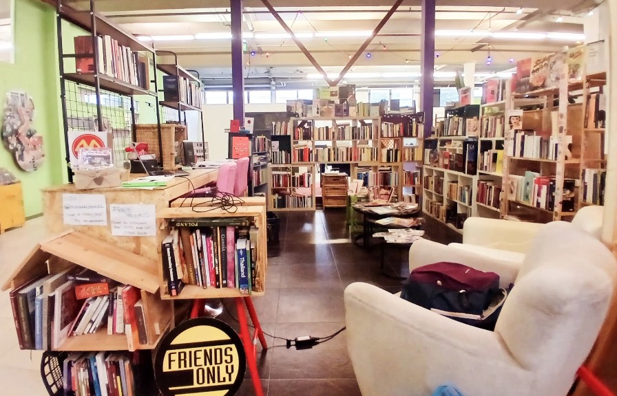 Una piccola biblioteca internazionale ad Amsterdam, "per sperimentare senso di appartenenza"