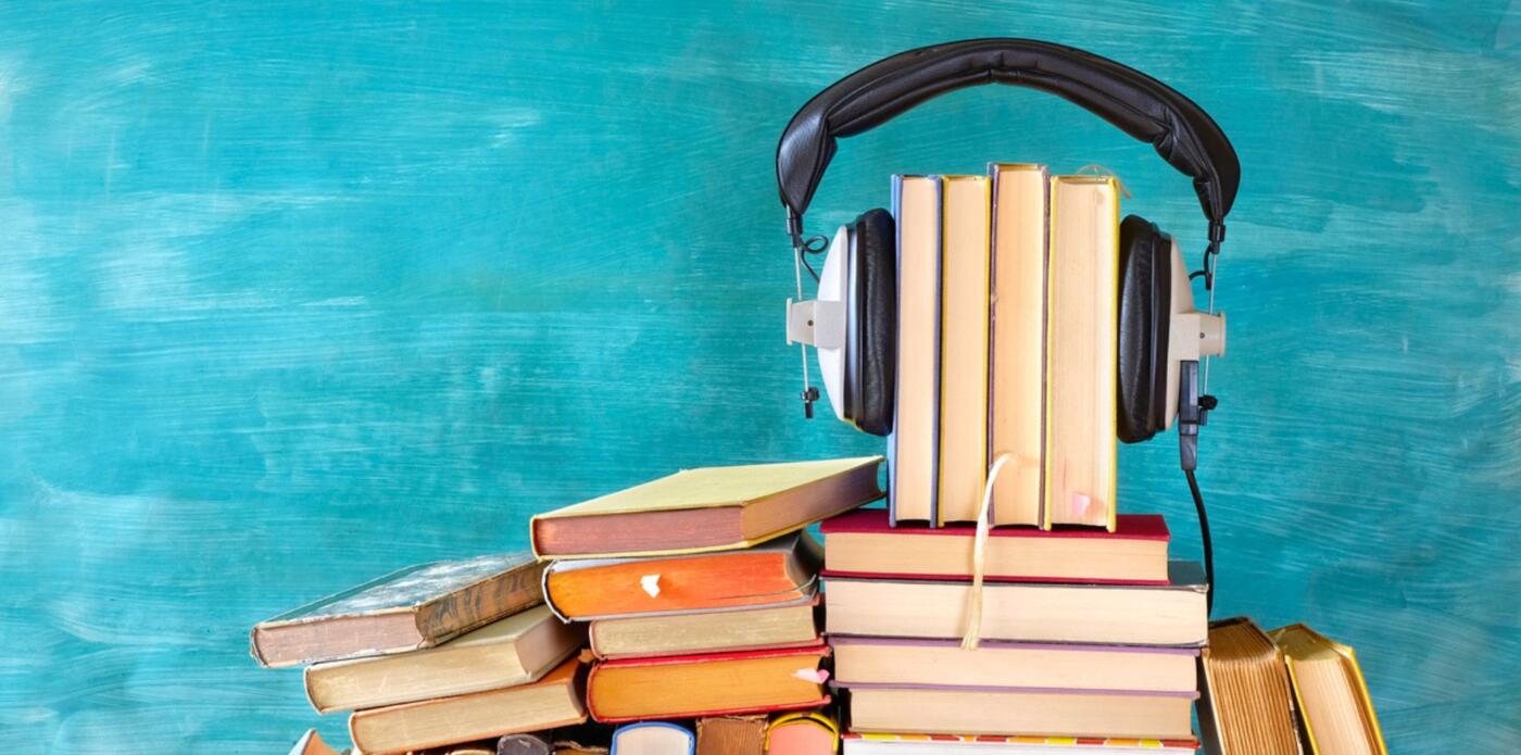 audiolibro, audiolibri, pila di libri