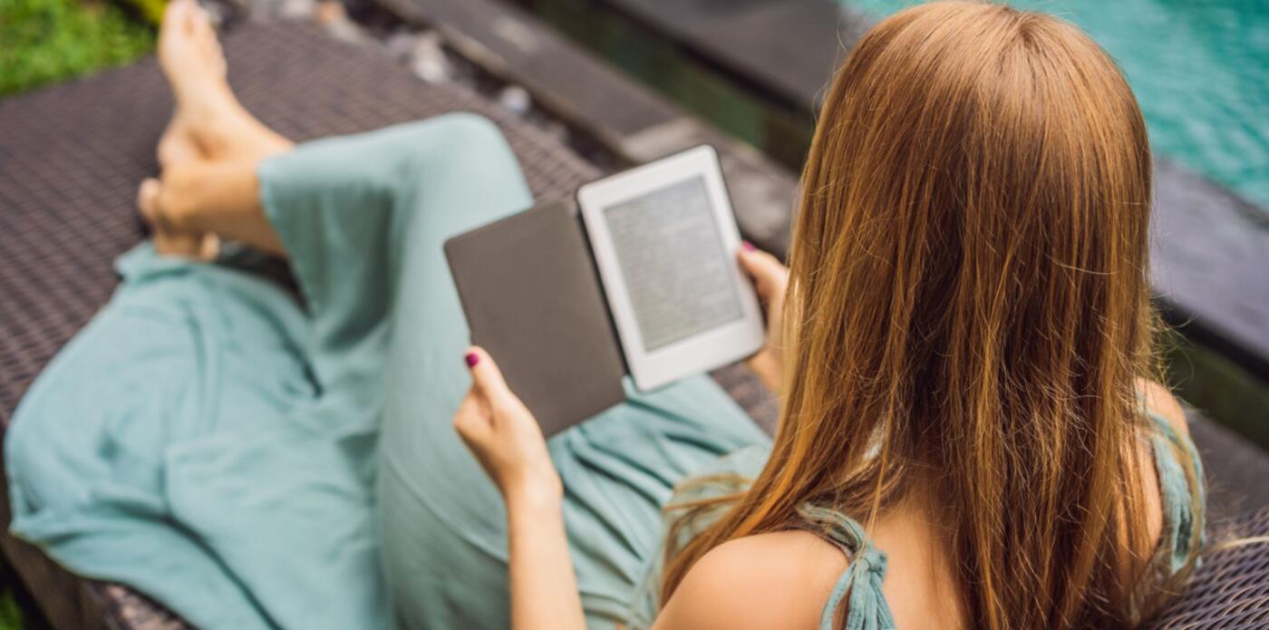 lettrice legge ebook in giardino, leggere in estate