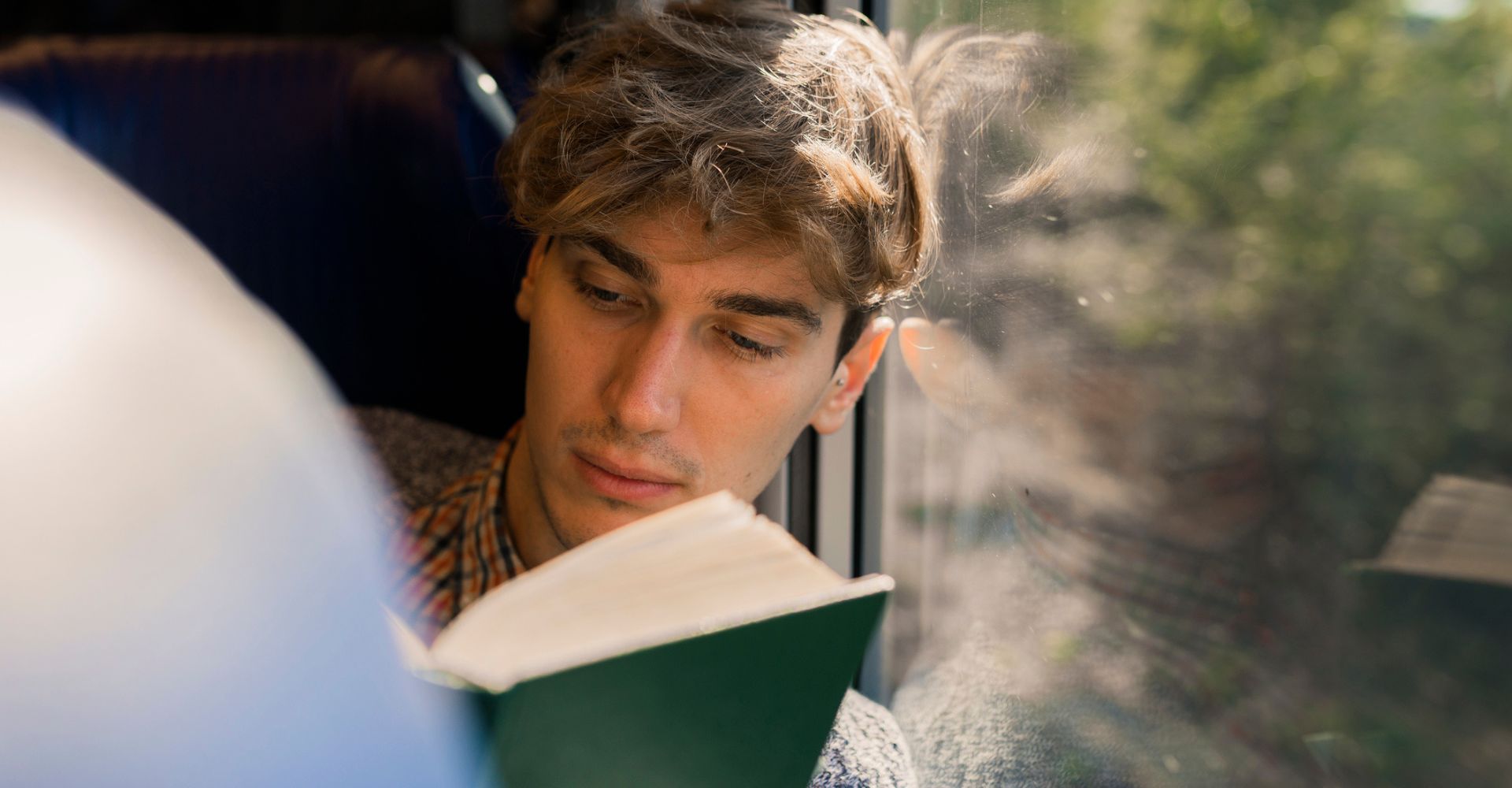 Libri da leggere in treno: tanti consigli per tratte brevi, medie e lunghe
