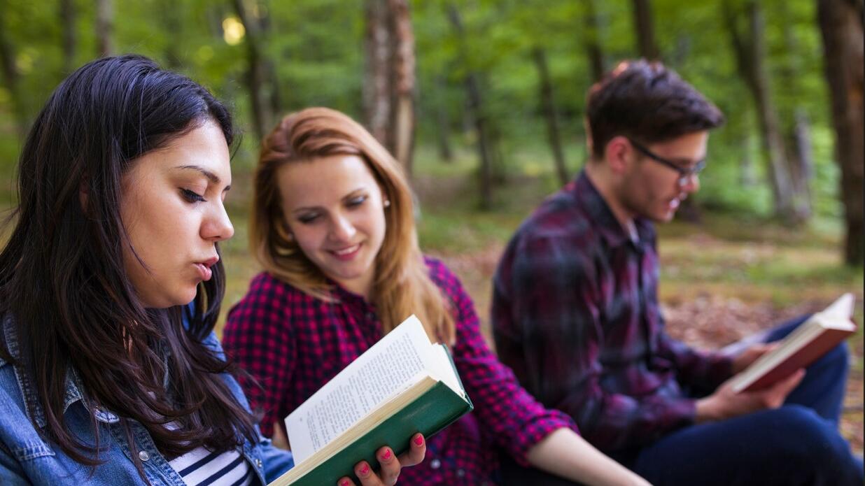 Lettrici e lettori viaggiano insieme: dentro al fenomeno dei ritiri di lettura (immersiva)