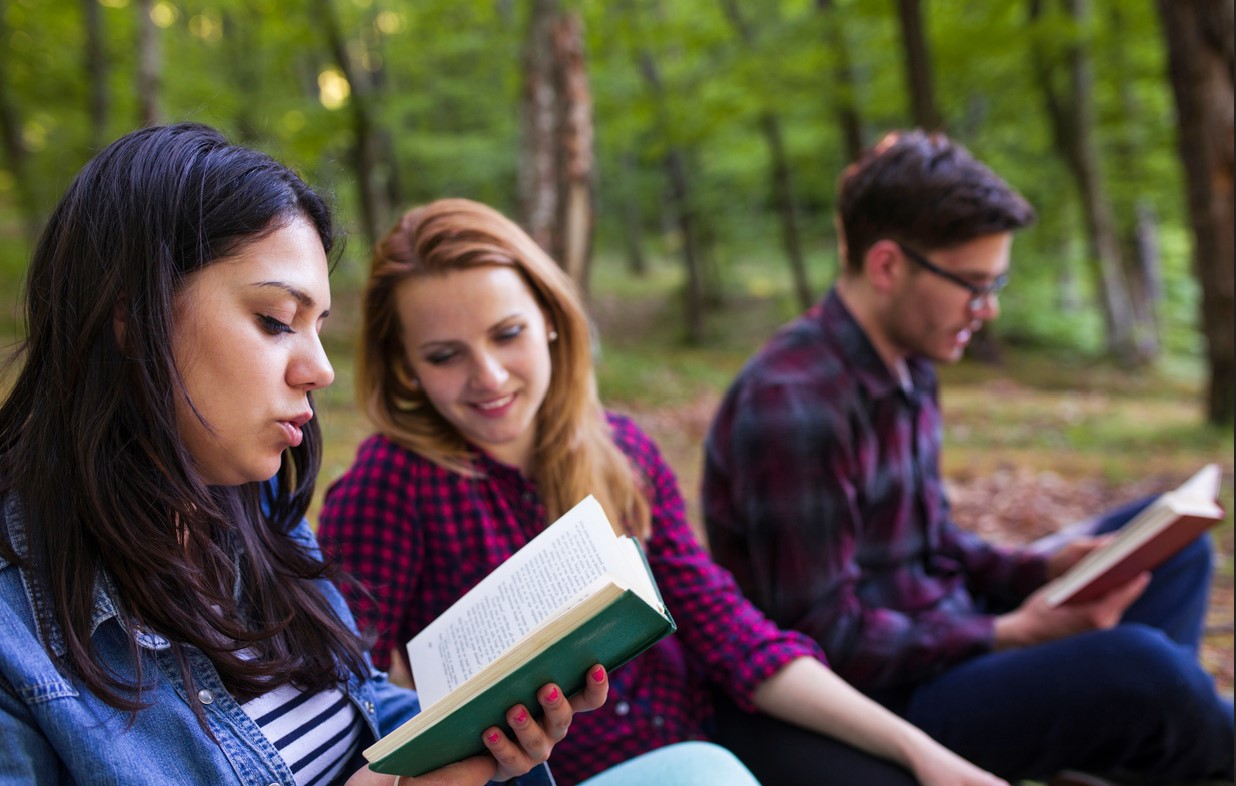 Lettrici e lettori viaggiano insieme: dentro al fenomeno dei ritiri di lettura (immersiva)