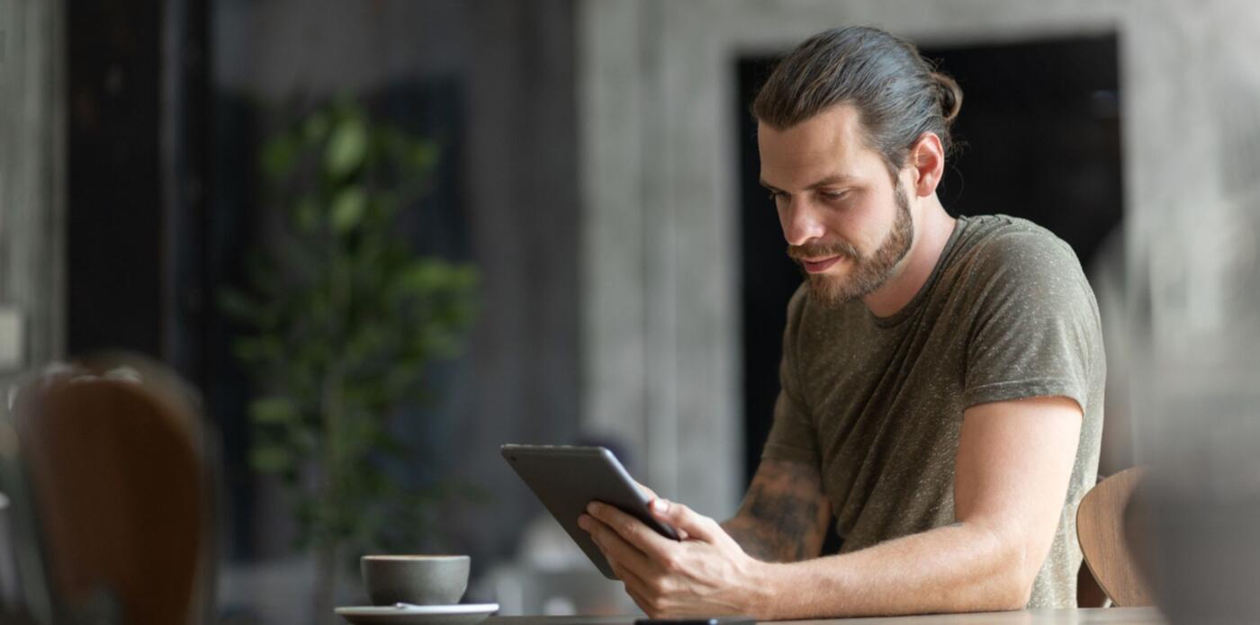 uomo legge ebook, libri digitali, leggere