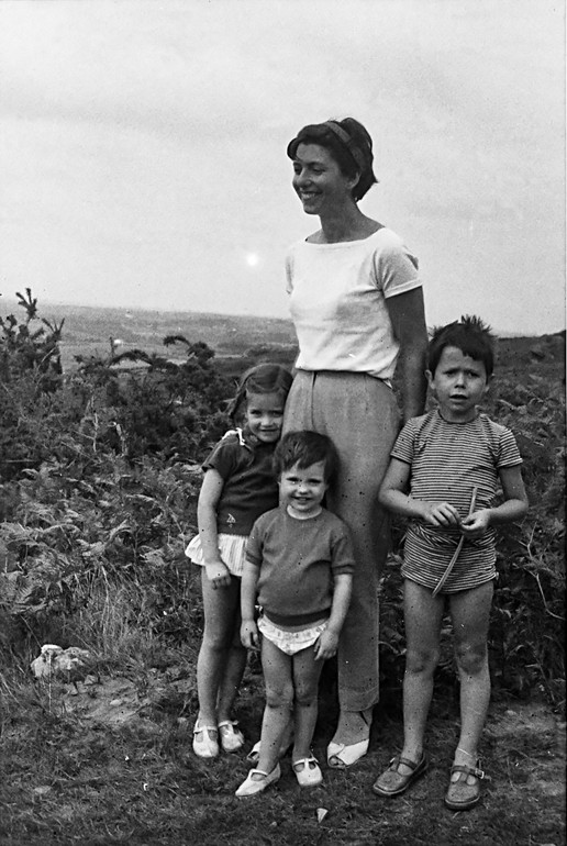 © Coll. privée Emmanuel Carrère Photo Francesca Mantovani © Éditions Gallimard. Emmanuel Carrère e le sorelle Nathalie e Marina con la madre Hélène Carrère d'Encausse