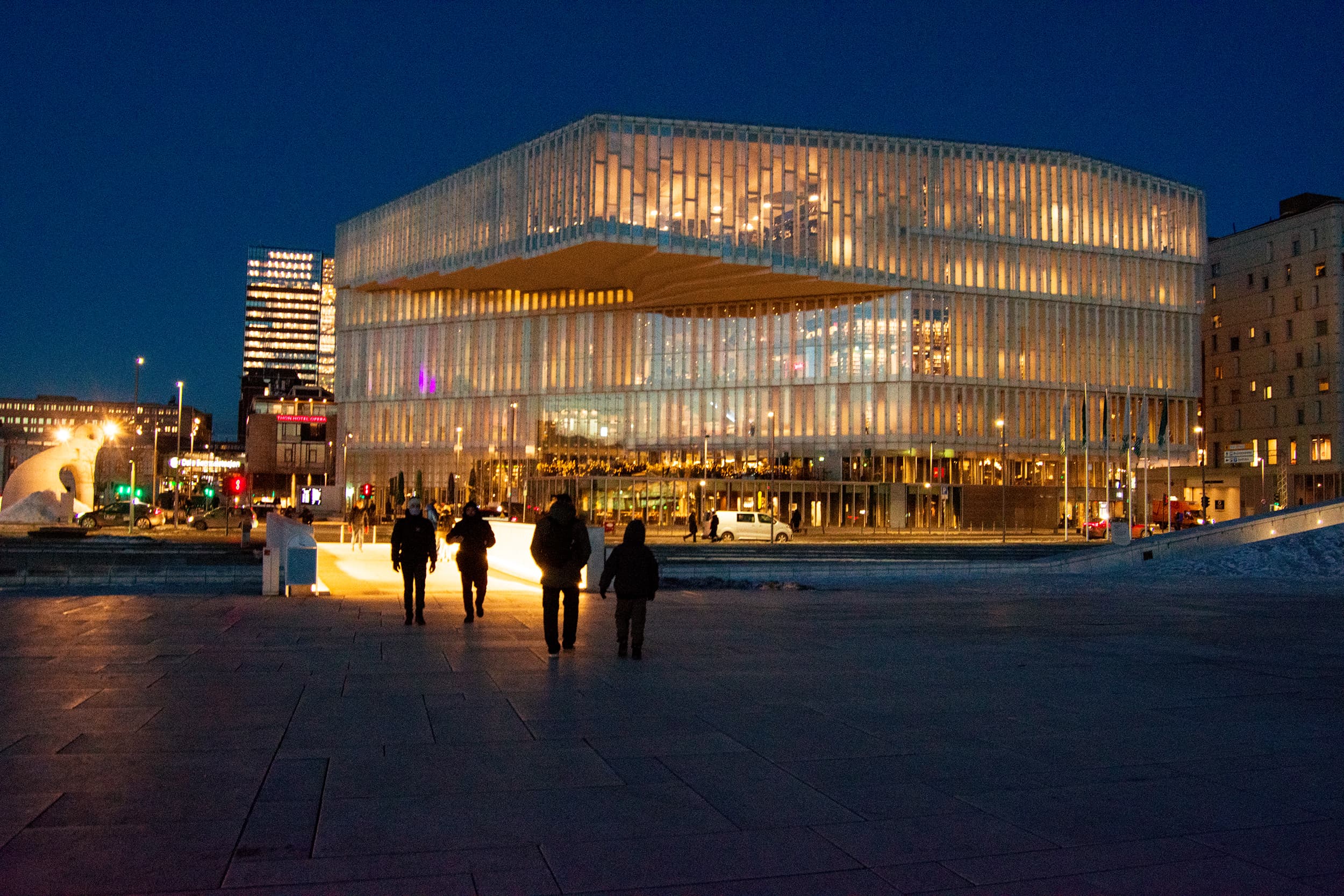 L'imponente biblioteca Deichman Bjørvika di notte